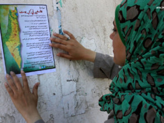 Une Palestinienne tient une carte de la Palestine historique - Photo : Mohammed Asad