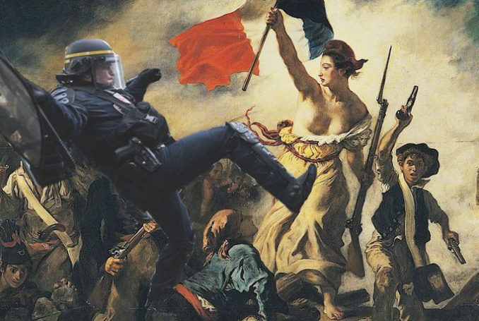 L'image du CRS, en pleine contorsion, a connu des centaines de détournements sur Twitter. Twitter/@bobardkor