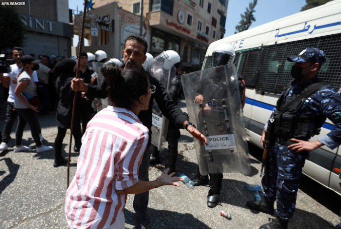 Répression par la police de l’Autorité palestinienne, d’une manifestation à Ramallah en Palestine occupée – Photo : via Al-Shabaka