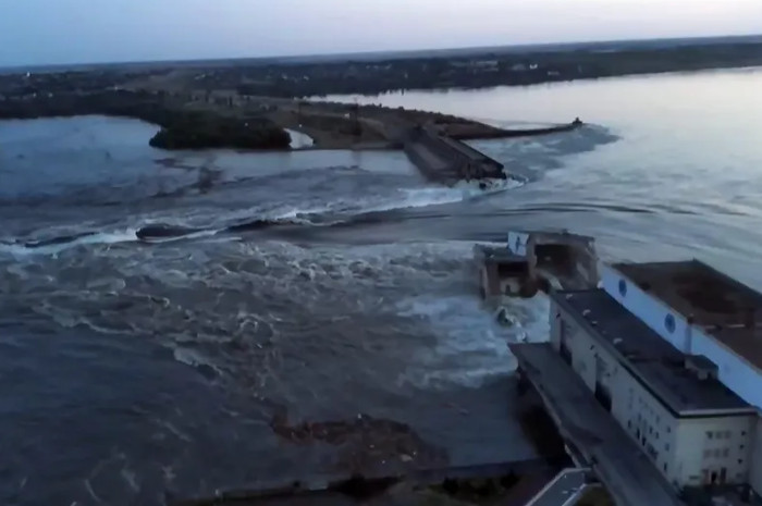 Le barrage de Kakhovka après sa rupture – Photo via  Izvestia
