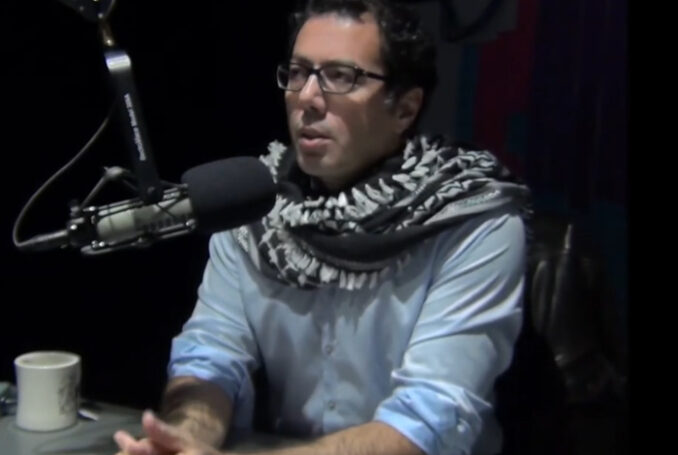 <p>Photo : extrait d'un entretien avec Ramzy Baroud, rédacteur en chef du Palestine Chronicle et auteur de nombreux ouvrages sur la Palestine</p>