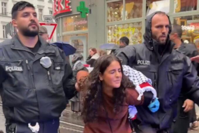 29 août 2025 - Extrait d'une vidéo montrant une jeune femme arrêtée et maltraitée par les flics allemands à Berlin, simplement pour avoir participé à une manifestation pacifique en solidarité avec Gaza