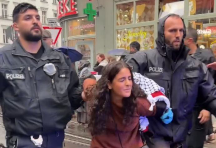 29 août 2025 – Extrait d’une vidéo montrant une jeune femme arrêtée et maltraitée par les flics allemands à Berlin, simplement pour avoir participé à une manifestation pacifique en solidarité avec Gaza