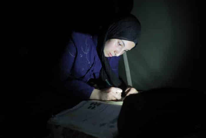 Préparer ses examens de fin d'année à Gaza, sans électricité, sans nourriture suffisante et sans domicile